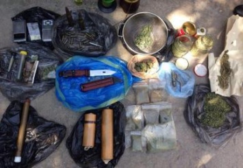У жителя Днепра изъяли марихуану, метамфетамин и оружие