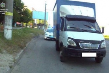 ДТП В Сумах: пьяный водитель на ГАЗ врезался в припаркованное авто (ФОТО)
