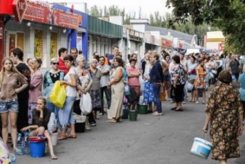 В Луганске компании, торгующие водой, будут развозить ее бесплатно в отдаленные районы, где проблемы с водой