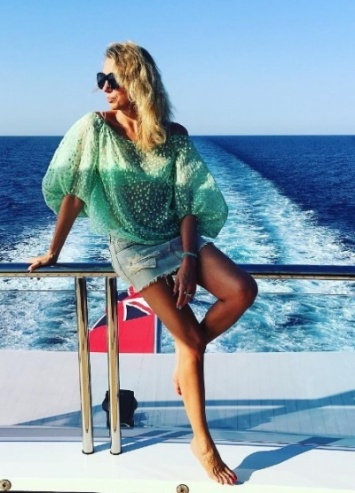 Светлана Бондарчук проводит свой отпуск на дорогой яхте