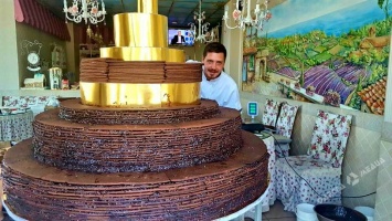 В честь 7-го ОМКФ кондитеры испекли 350-килограмовый торт