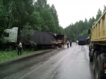 Контейнеровоз с взрывчаткой столкнулся с грузовиком на Урале