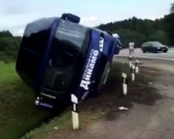 Рейсовый пассажирский автобус из Новосибирска из-за иномарки вылетел в кювет