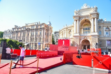 Одесский кинофестиваль: первые фото с красной дорожки (фоторепортаж)