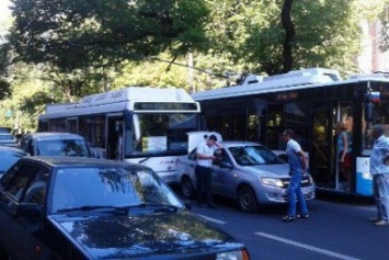Еще один ЛИАЗ попал в аварию в Симферополе. Жители столицы предлагают отправить водителей на стажировку, чтобы все машины не побили