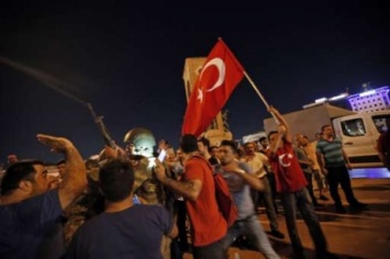Сторонники Эрдогана вышли в Стамбуле и Анкаре, в столкновениях есть раненые