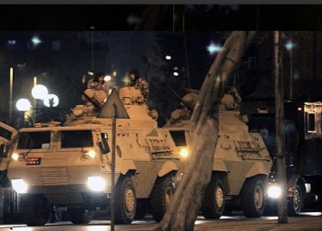 В Стамбуле начались аресты, военные покидают свои позиции