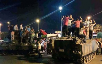 Военный переворот в Турции: 60 погибших, 600 задержанных