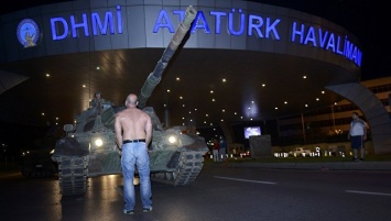 Около 30 граждан Украины находятся в безопасности в аэропорту Стамбула