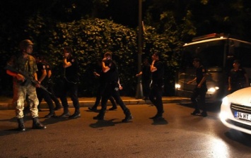 В Стамбуле сторонники Эрдогана атаковали солдат, которые сдались