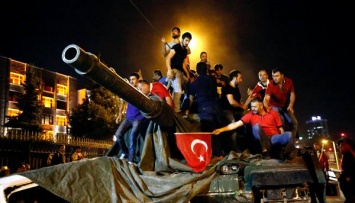 Военный переворот в Турции провалился, десятки убитых. сотни арестованных