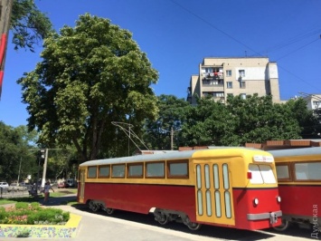 На 6 станцию Фонтана привезли ретро-трамваи - для нового кафе, "как в Праге"