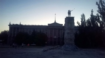 Николаевский подростки забрались на постамент Ленина, ради крутого селфи