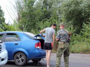 Из-за жары увеличили количество полицейских на блокпостах в Донецкой области