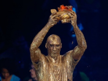 Уже легенду Коби Брайанта облили золотой краской во время вручения приза