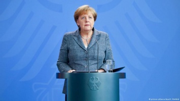 Меркель: Танки на улицах - это беззаконие
