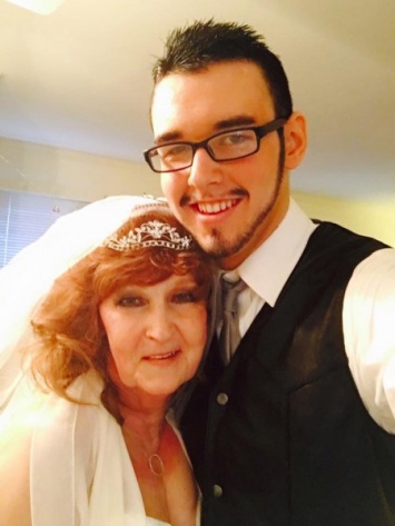 71-летняя американка познакомилась с юным женихом на похоронах сына