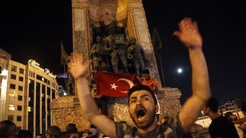 «Напоминает ГКЧП»: реакция соцсетей на события в Турции