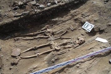 На Малом море археологи обнаружили захоронение пары, держащейся за руки