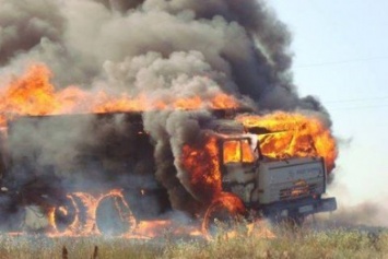 Херсонские волонтеры помогли затушить на трассе загоревшийся зерновоз (фото)