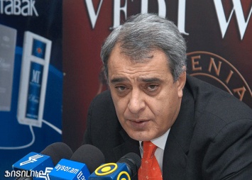 В Ереване вооруженные люди захватили здание полиции, - экс-министр обороны Армении