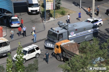 Снова переворот? - в Армении захватили здание полиции (ФОТО)