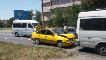 Водитель такси въехал в микроавтобус (фото)