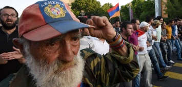 В Ереване вооруженные люди захватили здание полиции: есть погибшие, раненые и продолжаются переговоры