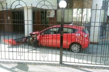В Харькове американец "под веществами" въехал на авто в забор налоговой (ФОТО)