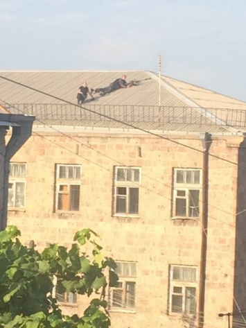 Спецназ начал штурм здания полиции в Ереване, захваченного радикальными оппозиционерами