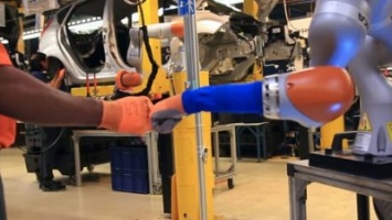 На Кельнском заводе Ford люди работают вместе с роботами