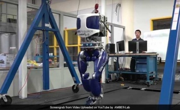 Ученые создали робота, который ходит как человек