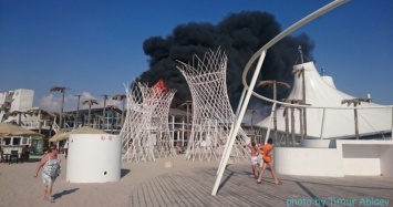 В Крыму загорелись здания пляжа «Казантип» (ВИДЕО)