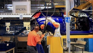 На Кельнском заводе Ford люди работают совместно с роботами