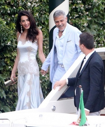 Амаль Клуни поразила своим нарядом на отдыхе в Италии