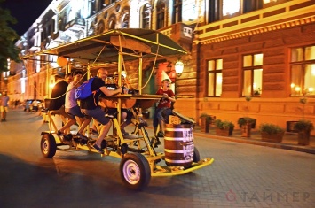 По центру Одессы разъезжает пивомобиль (фотофакт)