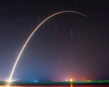Первая ступень ракеты Falcon 9 успешно приземлилась на мысе Канаверал