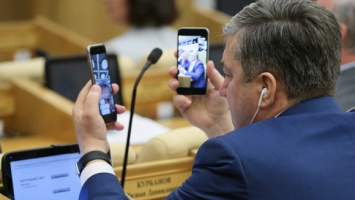«Телефон должен просто звонить»: депутатам Госдумы закупят дешевые китайские смартфоны