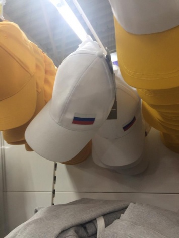 Запорожский гипермаркет пообещал снять с продажи и уничтожить кепки с российским флагом