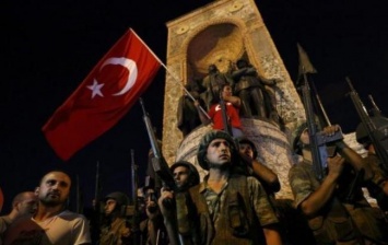 Турецкий военный устроил стрельбу возле суда в Анкаре