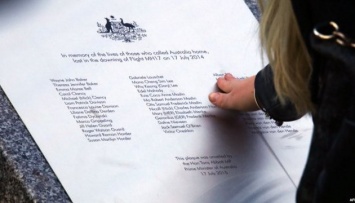 Памятник австралийцам с рейса MH17 стоит на земле из Украины