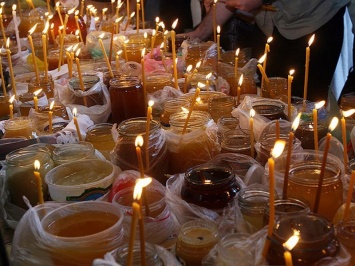 В Запорожье собирают мед и фрукты для беженцев