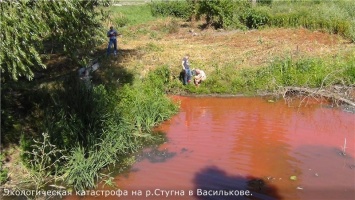 Река под Киевом стала красной и воняет ацетоном