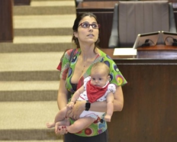 Депутат кормит дочь грудью в парламенте перед коллегами (ФОТО)