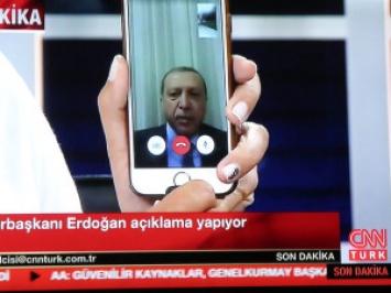 Саудовец предложил миллион риалов за телефон, с помощью которого Эрдоган обратился к народу во время путча в Турции