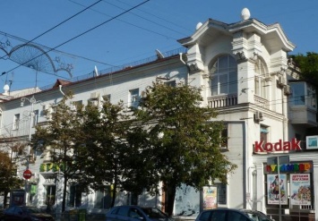 Власти Севастополя заставят коммерсантов убрать рекламу с исторических зданий в центре