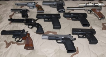 Трое жителей Приморья угрожали пистолетом воспитателю детсада, чтобы забрать домой ребенка