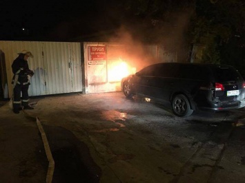 Неизвестные спалили автомобиль депутату из Ровно (фото)