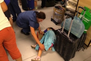 В аэропорту Симферополя один из другим задерживают рейсы: пассажирам вызывают спасателей, психологов и «скорые» (ФОТО)