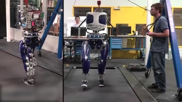 Улучшенная версия робота DURUS имитирует человеческую походку